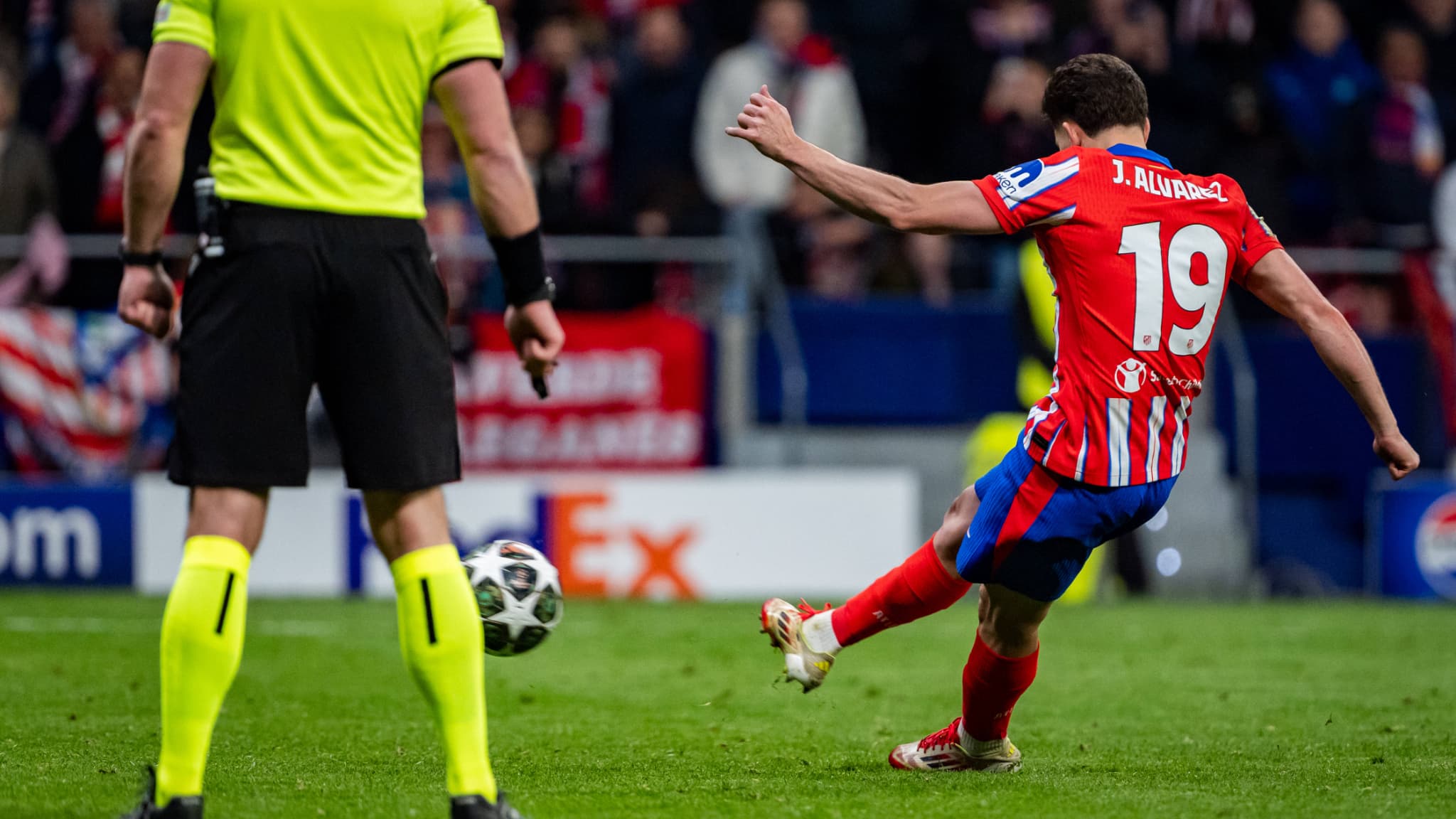 "لا يصدق" ، Atlético يدين استخدام Var بعد الطلقة التي تم رفضها من جوليان ألفاريز