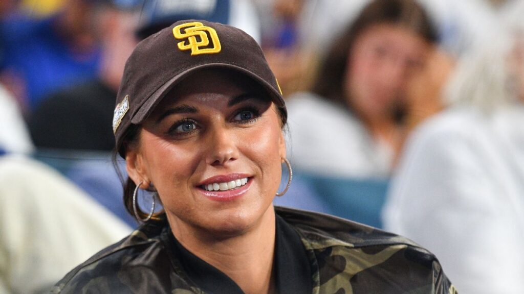 أليكس مورغان، نجم منتخب الولايات المتحدة للسيدات، يحتفي بقدوم مولوده الثاني. 1 نجم USWNT السابق أليكس مورغان يعلن عن ولادة الطفل الثاني