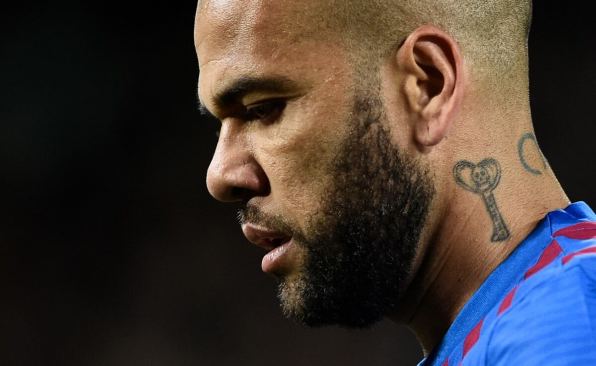 قام داني ألفيس ، لاعب كرة القدم السابق في Barcelona ، بإدانة الاغتصاب