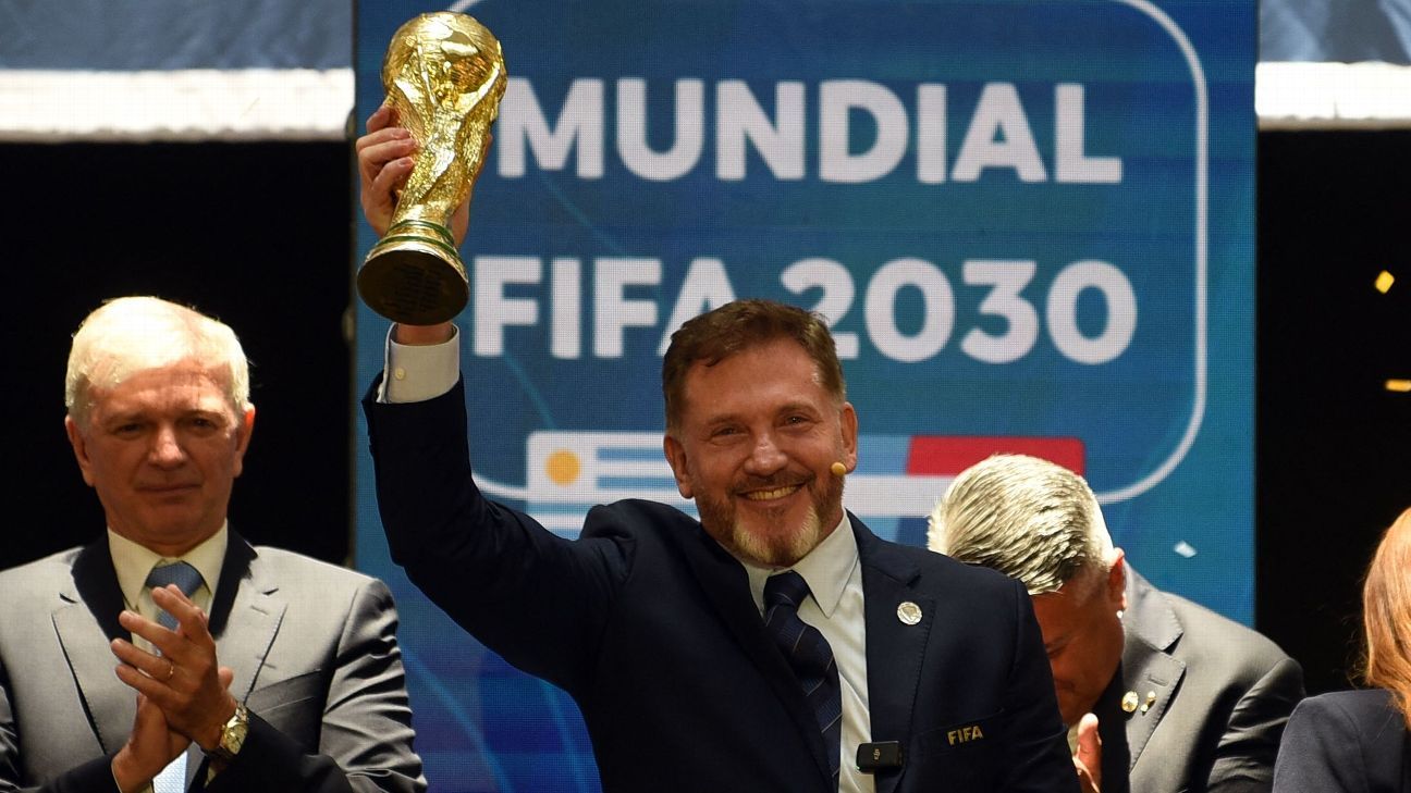 كأس العالم 2030: اقتراح اتحاد أمريكا الجنوبية بتنظيم بطولة موسعة تضم 64 فريقًا.