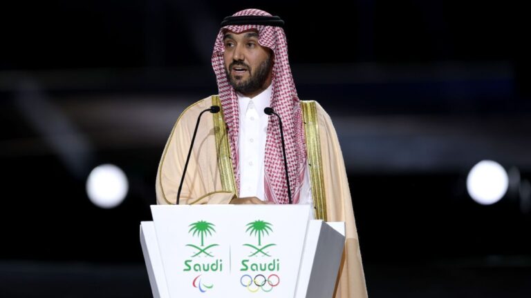وزير سعودي يُبرر معاملة عمال كأس العالم بعد الحوادث المؤلمة