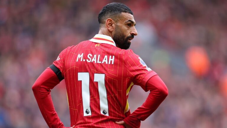 مناسبات محمد صلاح مع ليفربول، لكن الوزير السعودي يؤكد أهمية التركيز على اللاعبين الشباب.
