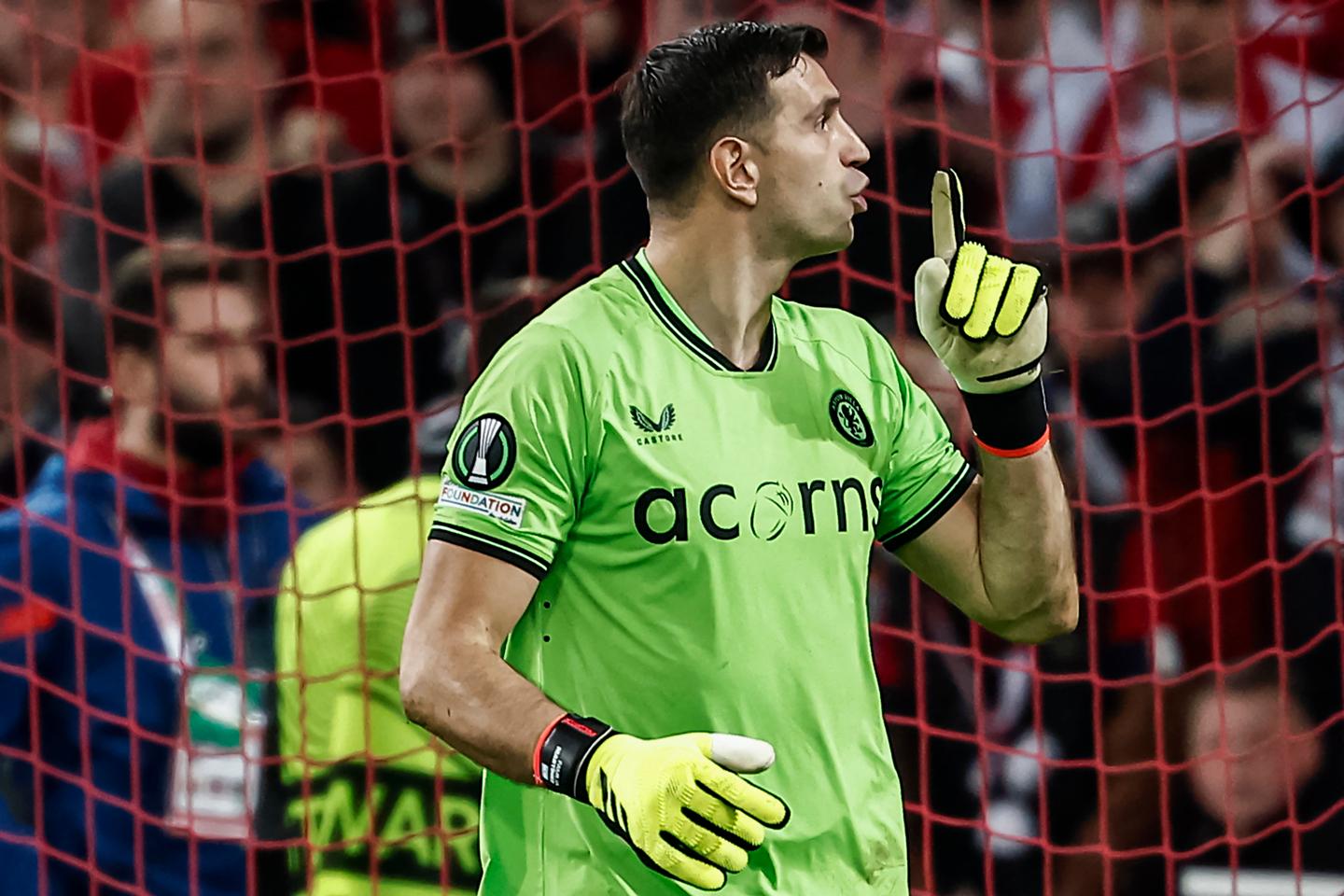 The Scarcrow Emiliano Martinez ، حارس مرمى فيلنس أن فرنسا لكرة القدم Aphorre