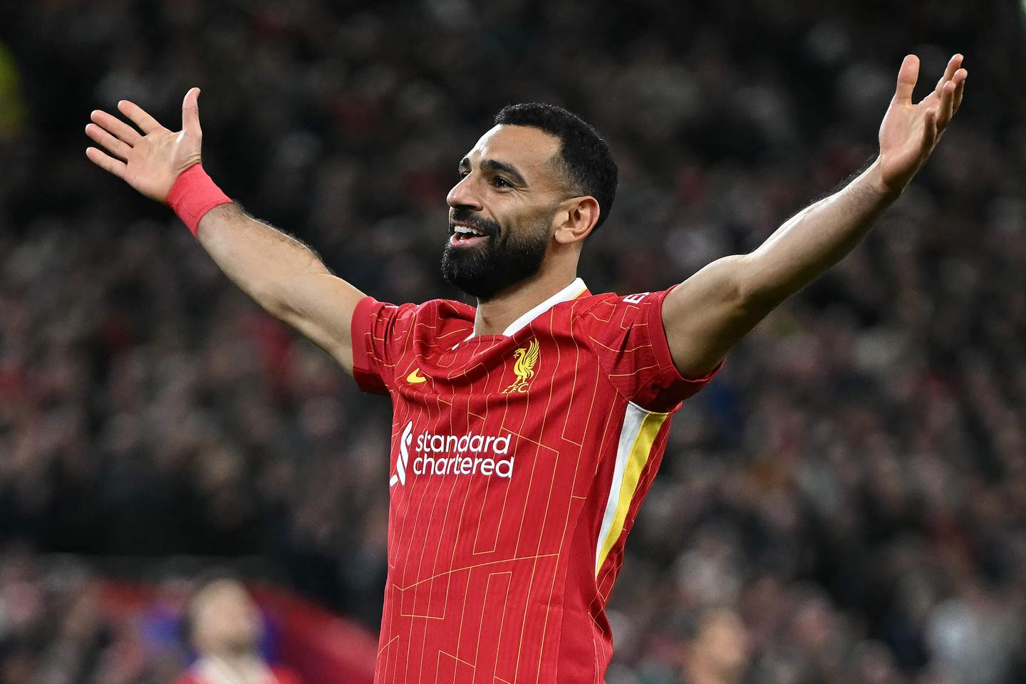 Mohamed Salah, un temps donné partant de Liverpool, prolonge finalement son contrat avec les Reds