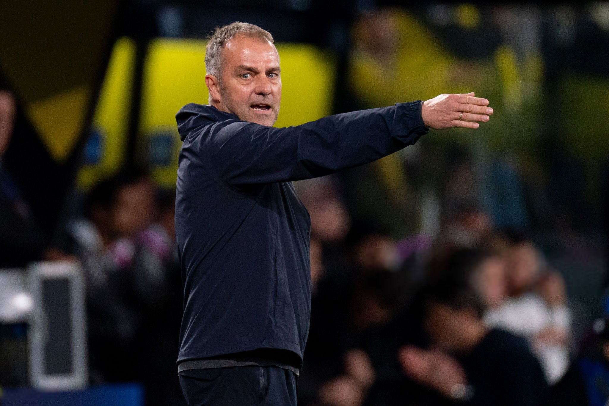 بعد الهزيمة الأولي في عام 2025 أمام بوروسيا دورتموند… هانسي فليك ينقلب علي ثنائي الفريق برشلونة ولابورتا يحذر المدرب الألماني من هذا الأمر!