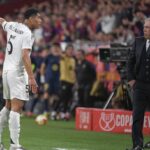 أصداء خسارة الكأس مستمرة… نجم ريال مدريد جود بيلينغهام انفجـ.ـر غاضبًا في وجه أنشيلوتي أثناء المباراة بسبب لاعب الفريق الكارثي!