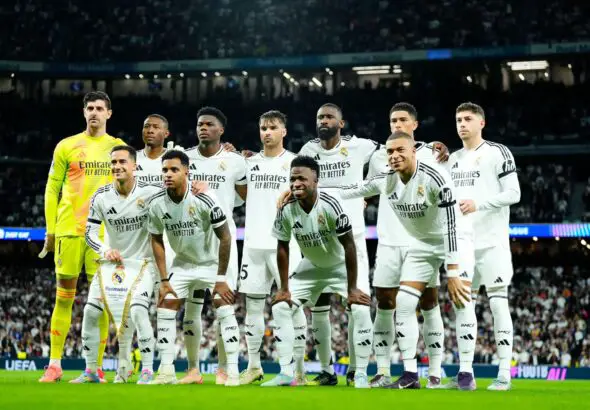 بعد الهزيمة أمام أرسنال والخروج من دوري الأبطال… نجم كبير في ريال مدريد كان آخر من غادر غرفة الملابس، في إشارة واضحة لاقتراب وداعه النهائي!