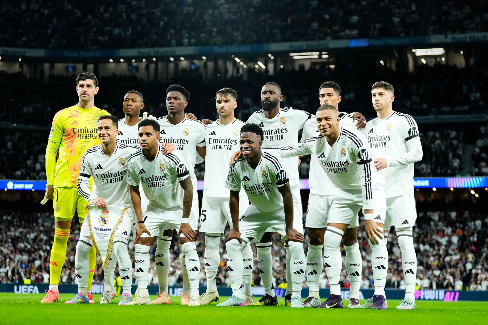 بعد الهزيمة أمام أرسنال والخروج من دوري الأبطال… نجم كبير في ريال مدريد كان آخر من غادر غرفة الملابس، في إشارة واضحة لاقتراب وداعه النهائي!