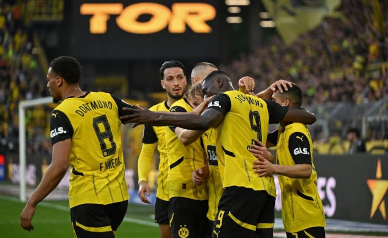 يرتقي سيرهو غويراسي ببوروسيا دورتموند في مواجهة مونشنغلادباخ، ويُسجل أربعة أهداف في الأفق.