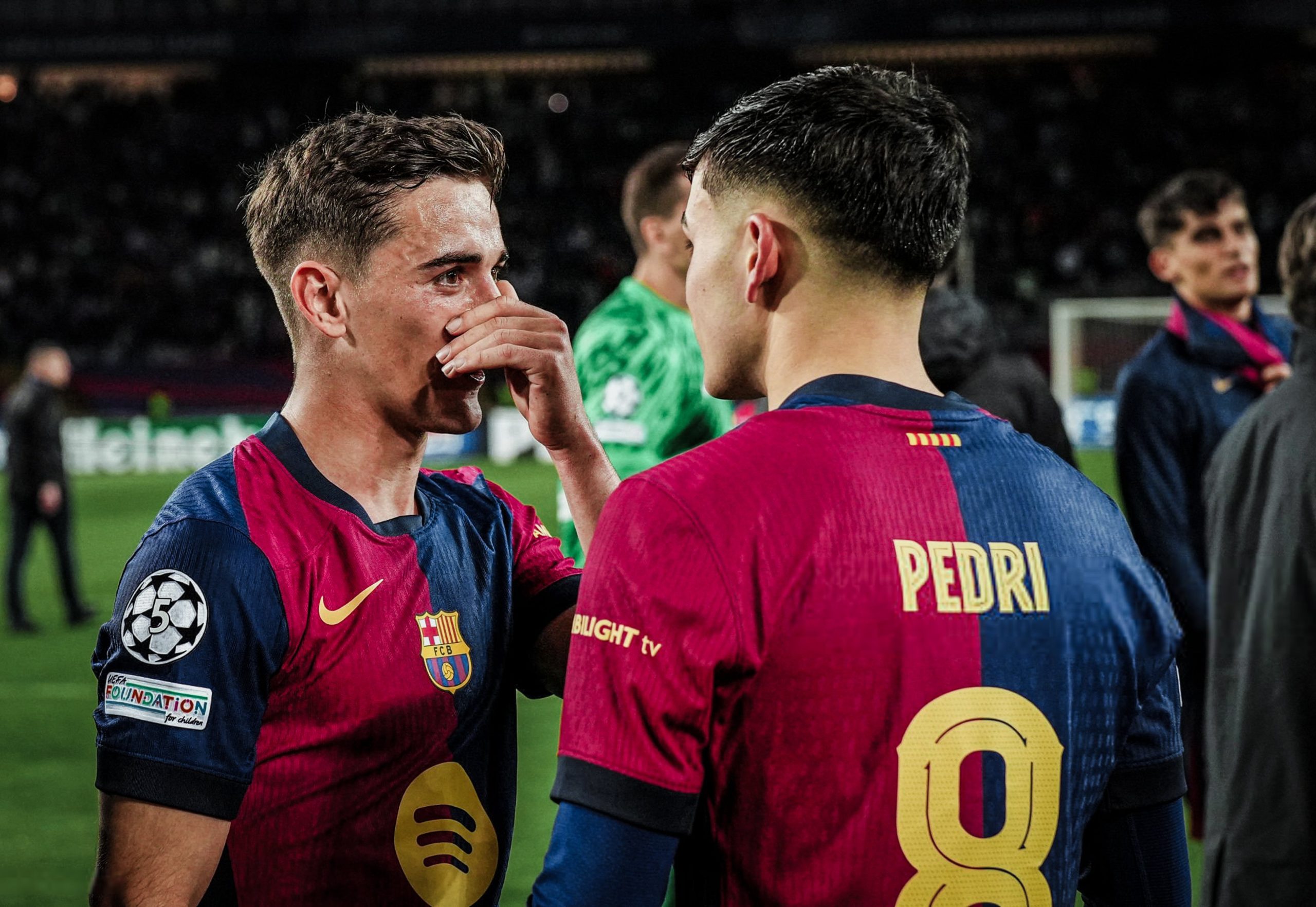 ليس فاتي… بيدري وجافي يتركان الاحتفالات بعد الفوز التاريخي على دورتموند ويطلبان من هانسي فليك فرصة جديدة لنجم برشلونة الموهوب للعودة للمشاركة مع الفريق!
