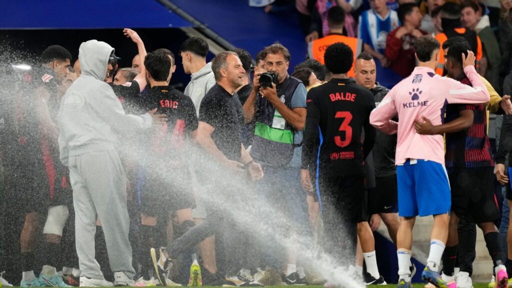 مدرب برشلونة "جنتلمان" فليك يسحب الفريق قبل احتفال اللقب 1 Copy Link