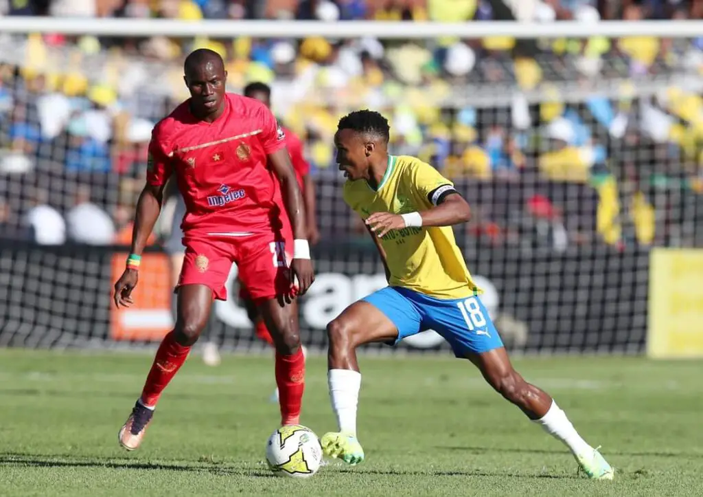 شروط قاسية يفرضها الاتحاد الإفريقي على تدريب المنتخبات والفرق الرياضية 1 Themba Zwane of Mamelodi Sundowns challenged by Bouly Junior Sambou of Wydad during the CAF Champions League 2022/23 Semifinal match between Mamelodi Sundowns and Wydad at the Loftus Stadium, Pretoria on the 20 May 2023 ©Muzi Ntombela/BackpagePix