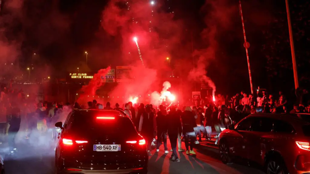 سيارة تدهس مشجعين باريسيين متجمعين في الشانزلزيه عقب مباراة باريس سان جيرمان وأرسنال. 1 Une voiture fonce sur des supporters parisiens réunis sur les Champs Elysées après PSG-Arsenal