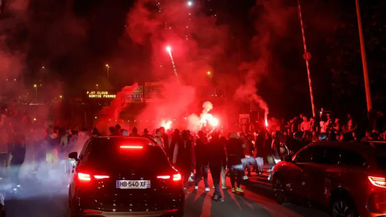 Une voiture fonce sur des supporters parisiens réunis sur les Champs Elysées après PSG-Arsenal