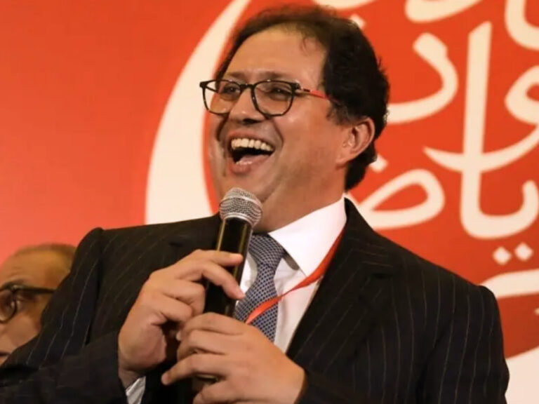 هشام أيت منا رئيس الوداد الرياضي يعيش تحدي كبير بخصوص مدرب الفريق السابق الجنوب أفريقي رولاني موكوينا