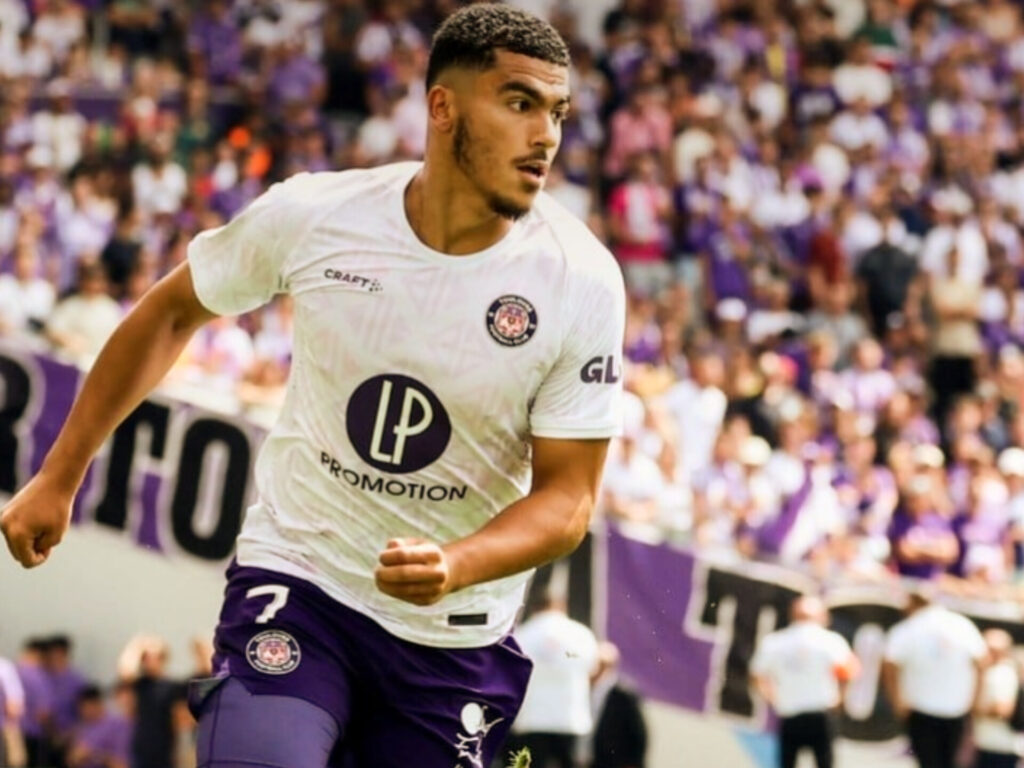 الدولي المغربي زكرياء أبو خلال يدخل في صراع مع مدرب تولوز الفرنسي واللاعب يواجه الطرد من الفريق