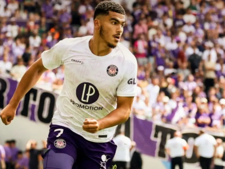 الدولي المغربي زكرياء أبو خلال يدخل في صراع مع مدرب تولوز الفرنسي واللاعب يواجه الطرد من الفريق