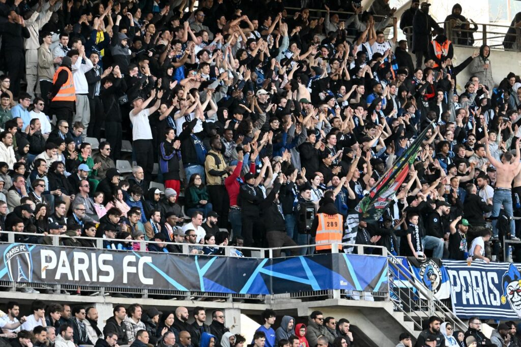 باريس إف سي يُحقق الصعود إلى دوري الدرجة الأولى، حيث تتاح له الفرصة لتحقيق طموحات كبيرة بفضل عائلة أرنو. 2 Le Paris FC valide sa montée en Ligue 1, où il peut nourrir des ambitions grâce à la famille Arnault