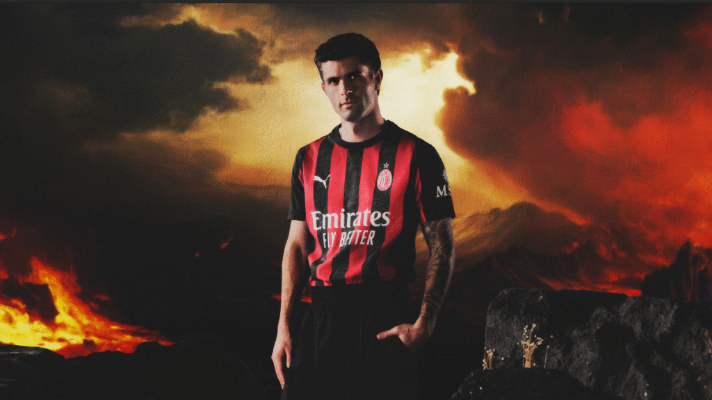 تحمُسٌ ناري: كريستيان بوليسيتش يتألق بزيّ ميلان الجديد. 1 Flaming hot: Christian Pulisic models new AC Milan kit