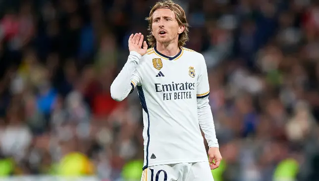 الأسطورة لوكا مودريتش يفجّـ.ـرها داخل غرفة ملابس ريال مدريد وينصح مدرب الفريق كارلو أنشيلوتي بضرورة مشاركة النجم الذهبي أساسيًا أمام برشلونة!