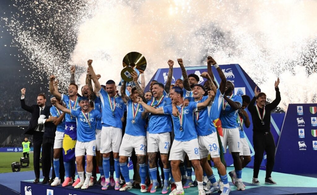 نابولي يستعيد الصدارة في إيطاليا بعد التتويج بلقب السكوديتو الرابع 1 Napoli Back On Top In Italy After Sealing Fourth Serie A Crown