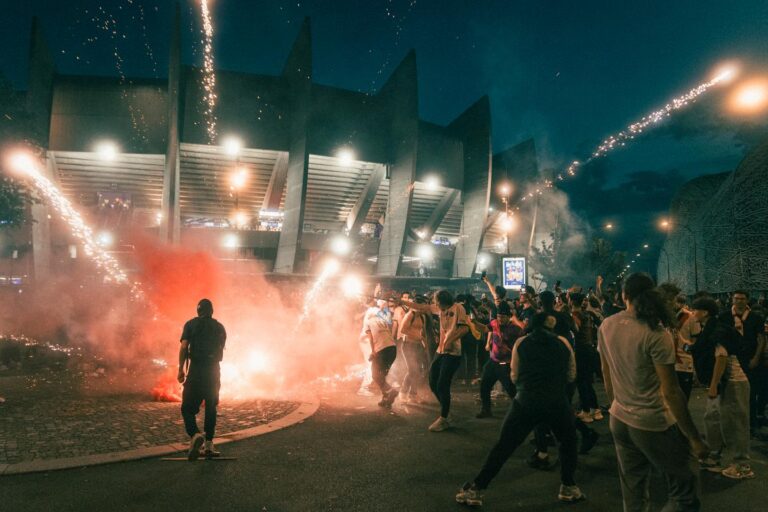 Deux morts et plus de 550 interpellations en marge des célébrations de la victoire du PSG en Ligue des champions ; Emmanuel Macron condamne des violences « inacceptables »