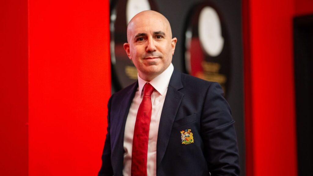 الرئيس التنفيذي لنادي مانشستر يونايتد، عمر برادة، يؤكد هدف التتويج بالبطولة في عام 2028. 1 Copy Link