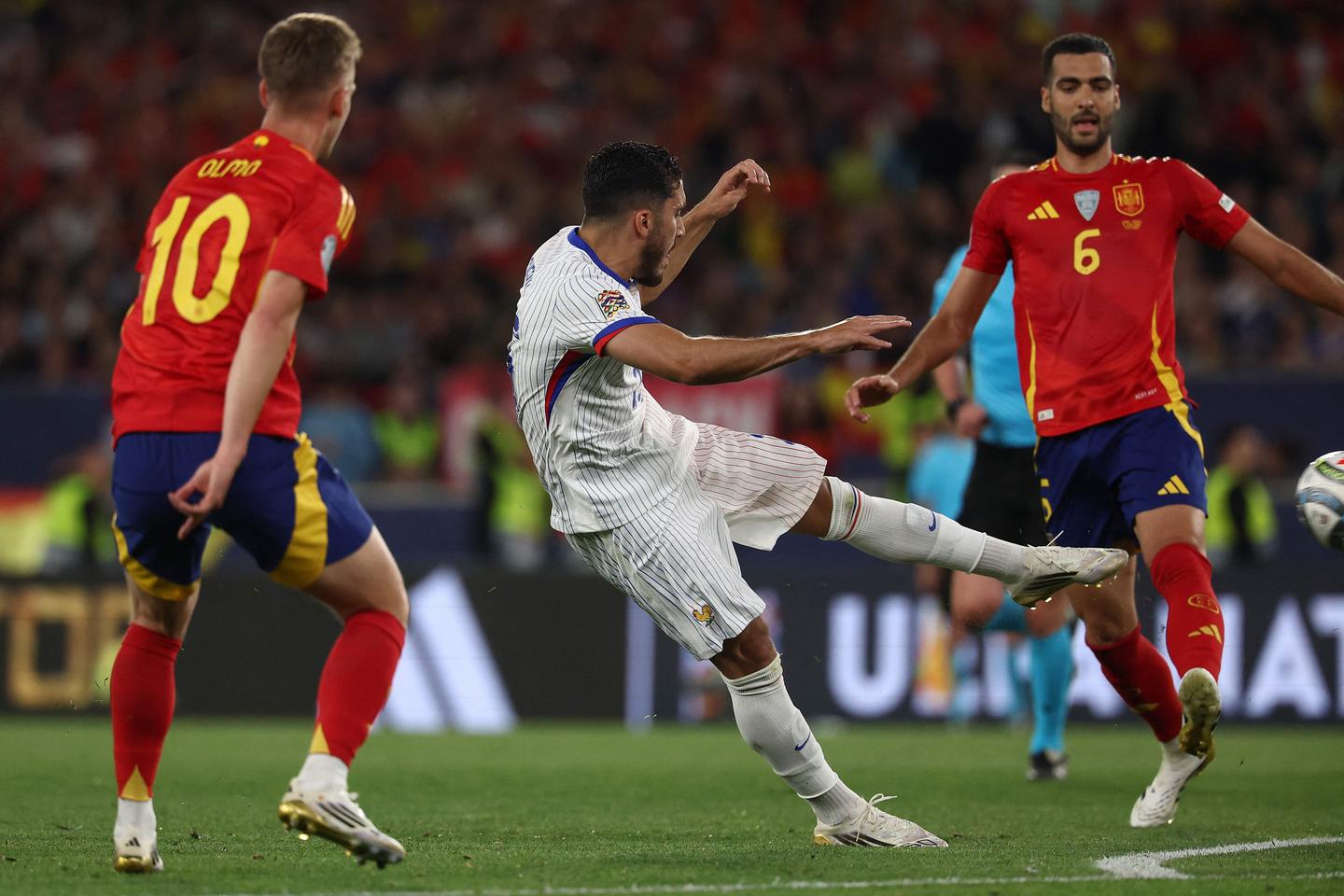 رايان شيركي: من لاعب غير مرغوب فيه في أولمبيك ليون إلى هداف في المنتخب الفرنسي