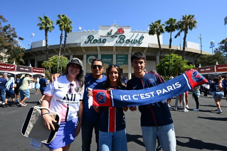 De nombreux maillots du PSG, un mini kop, des chants : ici, c'est aussi Paris