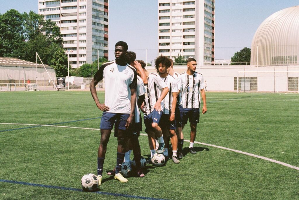 موسم مع لاعبي كرة القدم تحت 17 عامًا الذين يطمحون لتحقيق حلم الاحتراف 1 une saison avec les footballeurs de moins de 17 ans qui rêvent de passer « pro »
