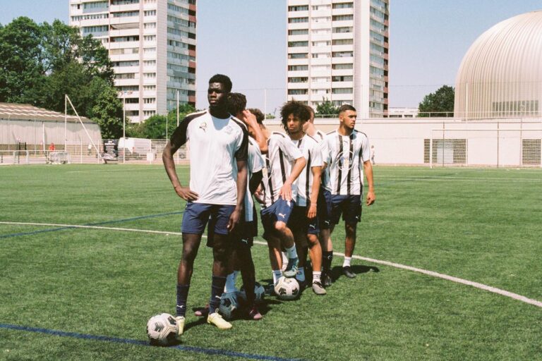 une saison avec les footballeurs de moins de 17 ans qui rêvent de passer « pro »