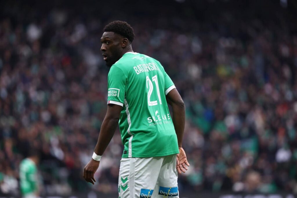 سوق الانتقالات: مدافع سانت إتيان ديلان باتوبينسيكا مستهدف من قبل أيك أثينا 1 Mercato : le défenseur de Saint-Étienne Dylan Batubinsika visé par l'AEK Athènes