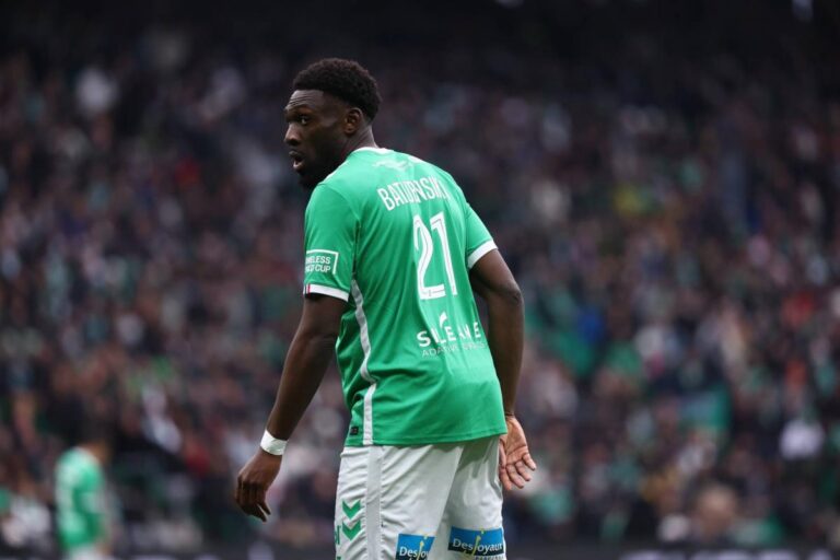 Mercato  : le défenseur de Saint-Étienne Dylan Batubinsika visé par l'AEK Athènes