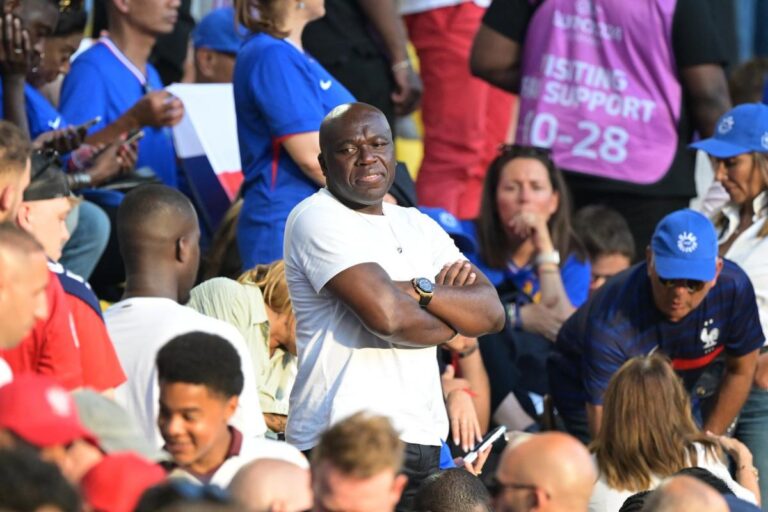 Wilfrid Mbappé présent en tribunes pour assister à PSG
