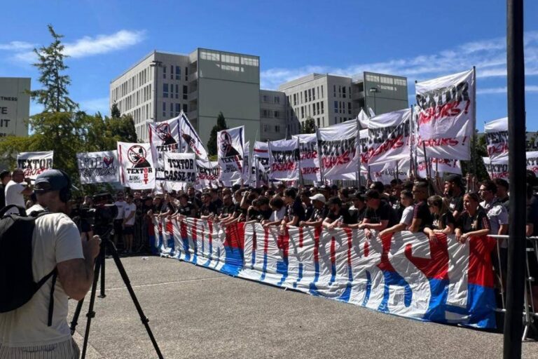 Un millier de supporters de l'OL devant le Groupama Stadium pour manifester contre John Textor