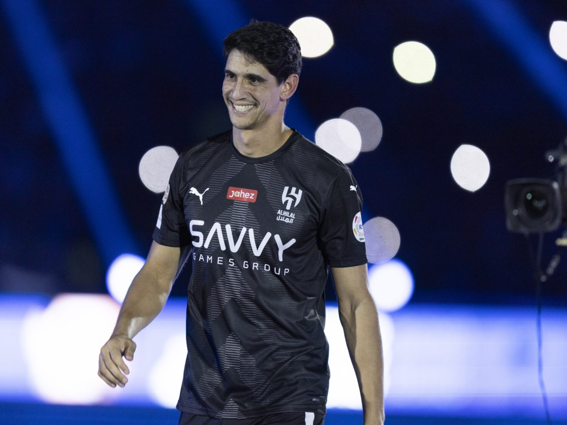 ياسين بونو سيغادر الهلال السعودي بسبب حارس برشلونة