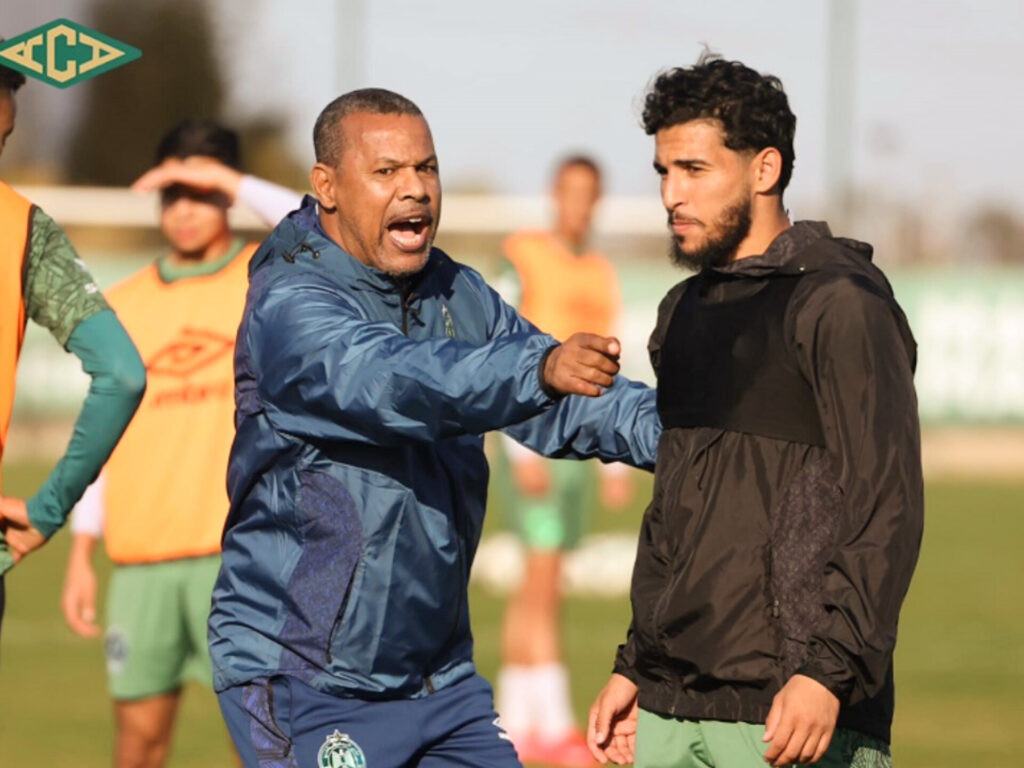 الرجاء الرياضي بصدد إنهاء تعاقده مع ثلاثة لاعبين في إطار رؤية المدرب لسعد الشابي. 1 الرجاء الرياضي يخطط للانفصال عن ثلاثة لاعبين استجابة لرؤية المدرب لسعد الشابي