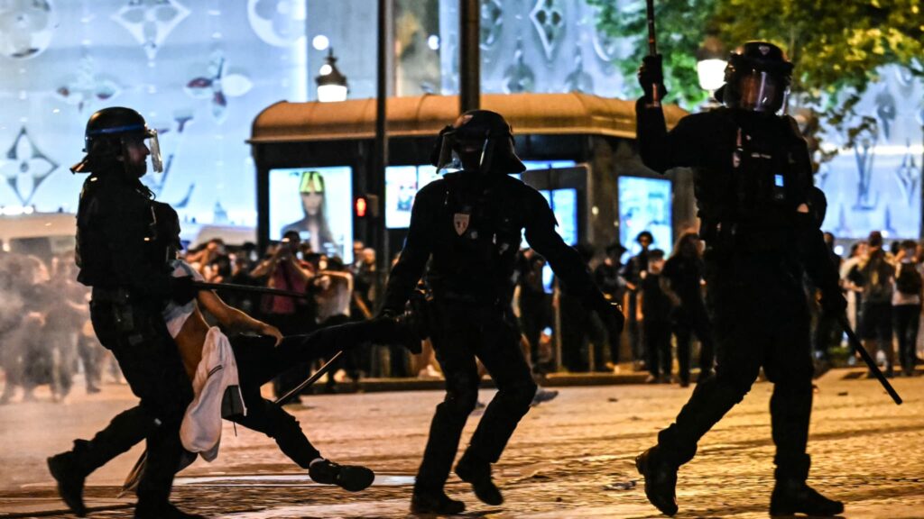 "الاحتفال يتحول إلى صراع"، "هل حقًا انتصر باريس سان جيرمان؟"... الإعلام الأجنبي مصدوم من "الفوضى" في باريس. 1 "La fête vire à la guérilla", "Le PSG a vraiment gagné?"... la presse étrangère choquée par le "chaos" à Paris