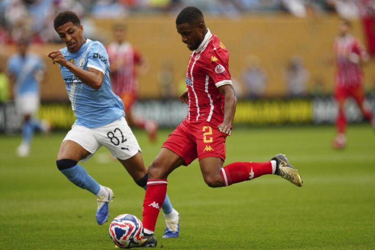 Expulsé face au Wydad Casablanca, le latéral droit de Manchester City Rico Lewis sera finalement suspendu trois matches