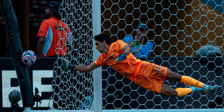 بالكشف عن تنقيطه.. منصة عالمية تمنح ياسين بونو لقب أفضل لاعب أمام ريال مدريد