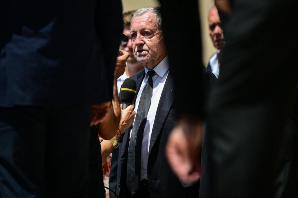 اليوم الذي تشيّع فيه برنار لاكومب، مستقبل أولمبيك ليون، الذي هبط إلى دوري الدرجة الثانية، يصبح مسألة سياسية. 1 Le jour des obsèques de Bernard Lacombe, l’avenir de l’Olympique lyonnais, relégué en Ligue 2, devient un enjeu politique