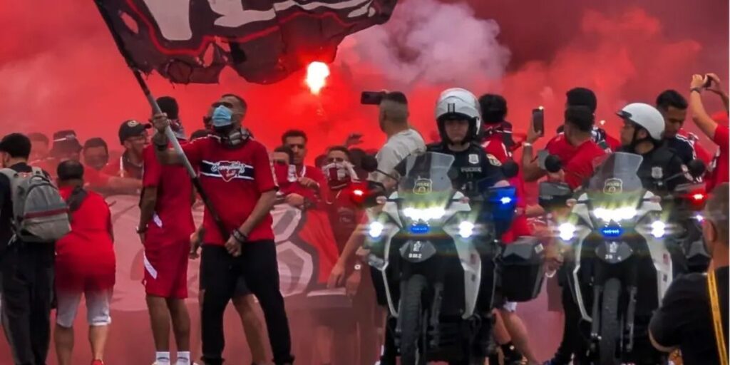 إشادة الإعلام الدولي باختيار الأفضل في مونديال أمريكا.. جمهور الوداد يكشف عن قيمته وتأثيره الكبير على الساحة العالمية - فيديو 1 انبهار الإعلام الأجنبي واختياره الأفضل في مونديال أمريكا.. جمهور الوداد يظهر وزنه وقيمته للعالم- فيديو