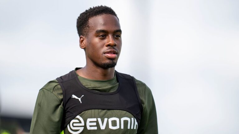 Borussia Dortmund announce Jamie Gittens exit for Chelsea