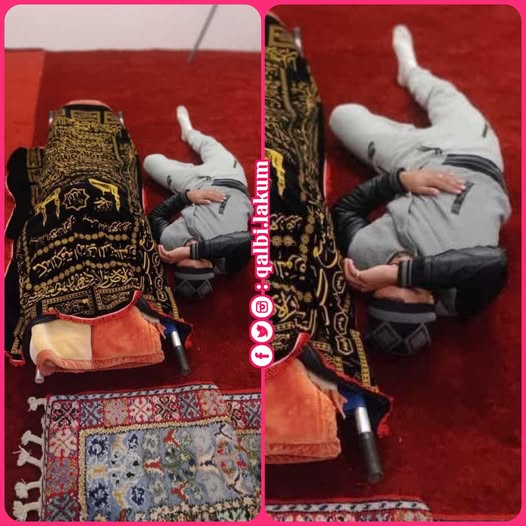 شباب حزين بجانب قبر والدته