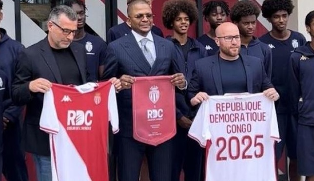 ديدييه بوديمبو، وزير الرياضة والترفيه في جمهورية الكونغو الديمقراطية، خلال حفل تقديم اتفاقية الرعاية مع نادي موناكو (غيتي)