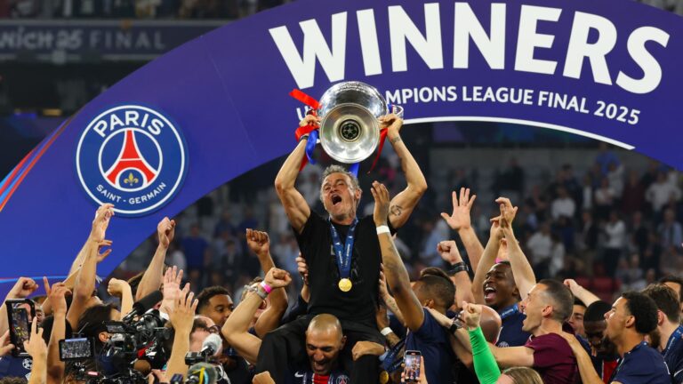 le trophée de la Ligue des champions exposé au Parc des Princes