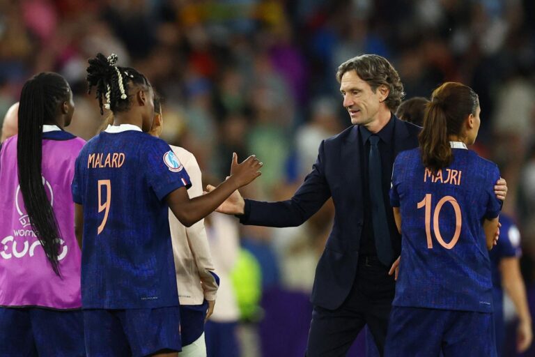 Laurent Bonadei conforté à son poste de sélectionneur, malgré l’élimination de l’équipe de France de football de l’Euro 2025 féminin