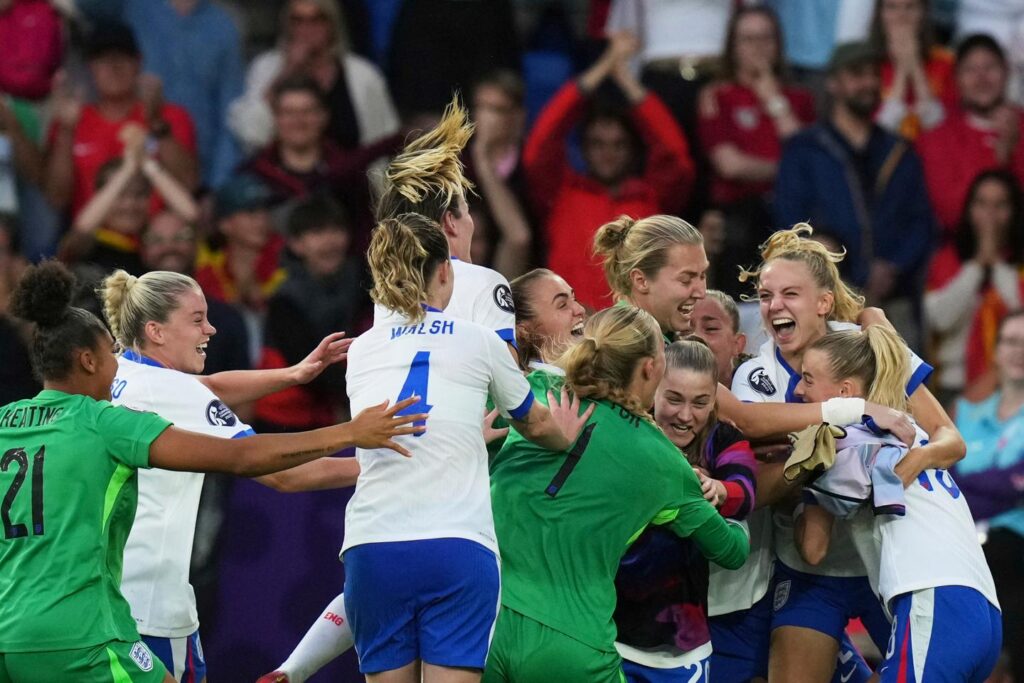 اللاعبات الإنجليز يحتفظن بلقب بطلات أوروبا على حساب إسبانيا 1 Les footballeuses anglaises conservent leur titre de championnes d’Europe aux dépens de l’Espagne