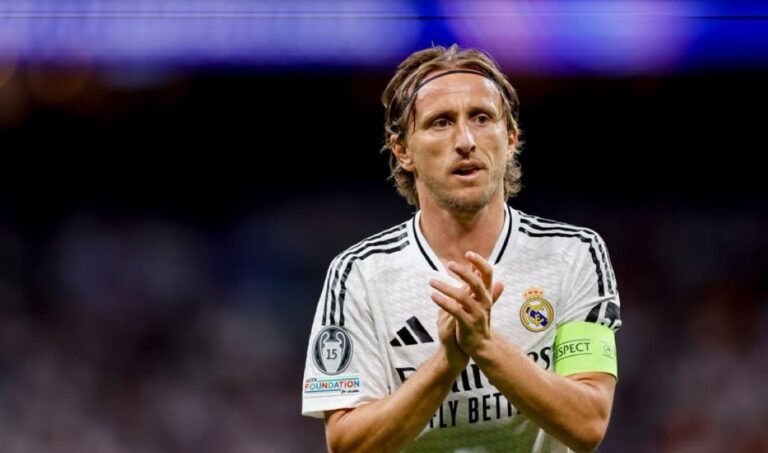 النجم الأسطوري لوكا مودريتش يفاجئ الجميع بخطوة غير مسبوقة ويمنح القميص رقم 10 لنجم ريال مدريد الموهوب الذي يرى فيه الوريث الحقيقي لأسطورته!
