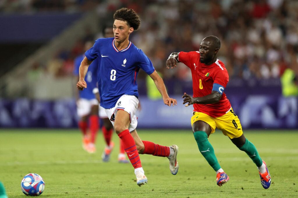 مغنس أكليوش ضيف جديد، أدريان رابيور ضمن الفريق 1 Maghnes Akliouche nouvel invité, Adrien Rabiot dans le groupe